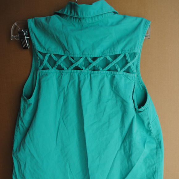 CUTE & PROFESSIONAL Teal Freebird buttonup - Picture 1 of 4